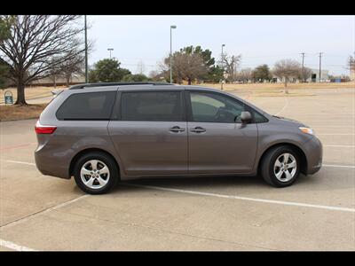 2017 Toyota Sienna LE 8-Passenger   - Photo 6 - Euless, TX 76040