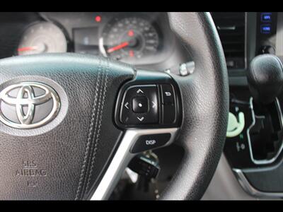 2017 Toyota Sienna LE 8-Passenger   - Photo 38 - Euless, TX 76040