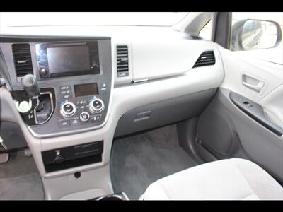 2017 Toyota Sienna LE 8-Passenger   - Photo 22 - Euless, TX 76040