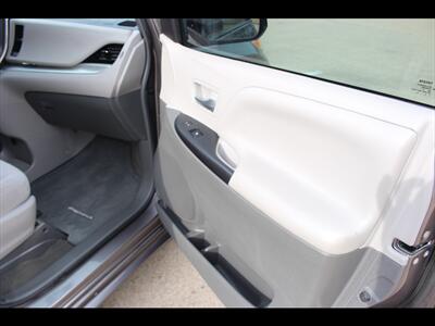 2017 Toyota Sienna LE 8-Passenger   - Photo 28 - Euless, TX 76040
