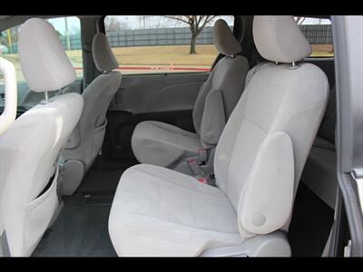 2017 Toyota Sienna LE 8-Passenger   - Photo 16 - Euless, TX 76040