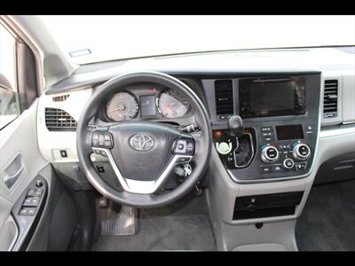 2017 Toyota Sienna LE 8-Passenger   - Photo 21 - Euless, TX 76040