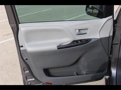 2017 Toyota Sienna LE 8-Passenger   - Photo 31 - Euless, TX 76040