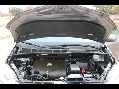 2017 Toyota Sienna LE 8-Passenger   - Photo 43 - Euless, TX 76040