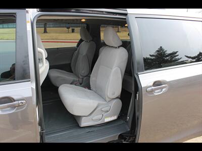 2017 Toyota Sienna LE 8-Passenger   - Photo 15 - Euless, TX 76040