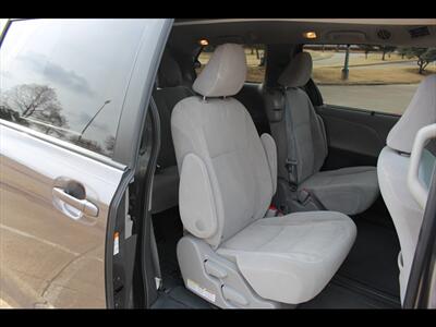 2017 Toyota Sienna LE 8-Passenger   - Photo 25 - Euless, TX 76040
