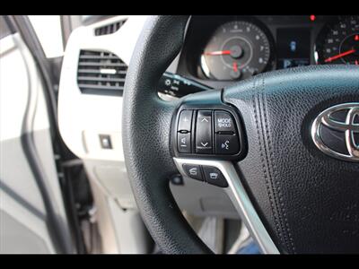 2017 Toyota Sienna LE 8-Passenger   - Photo 37 - Euless, TX 76040
