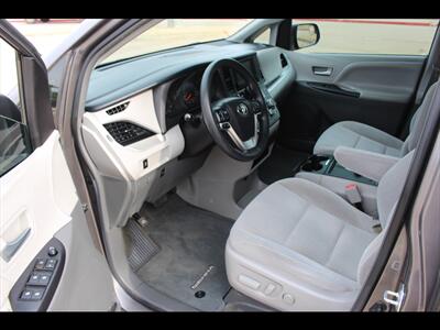 2017 Toyota Sienna LE 8-Passenger   - Photo 30 - Euless, TX 76040