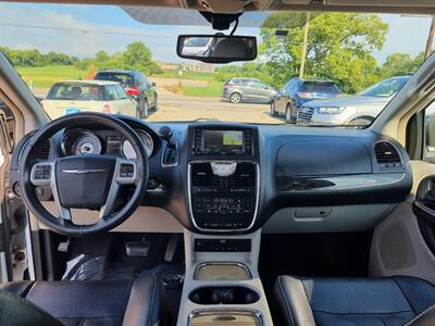 2014 Chrysler Town & Country Touring-L - Photo 10 - Cincinnati, OH 45231