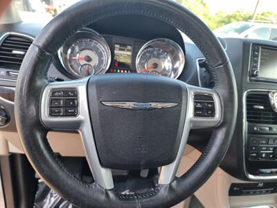 2014 Chrysler Town & Country Touring-L - Photo 11 - Cincinnati, OH 45231