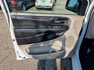 2014 Chrysler Town & Country Touring-L - Photo 37 - Cincinnati, OH 45231
