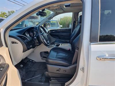 2014 Chrysler Town & Country Touring-L - Photo 8 - Cincinnati, OH 45231