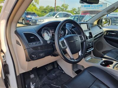 2014 Chrysler Town & Country Touring-L - Photo 9 - Cincinnati, OH 45231