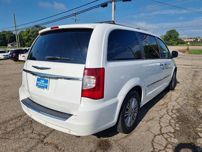 2014 Chrysler Town & Country Touring-L - Photo 5 - Cincinnati, OH 45231