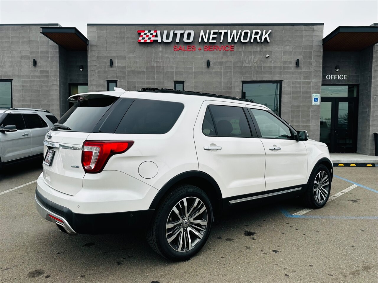 2017 Ford Explorer Platinum - Photo 3 - Reno, NV 89502