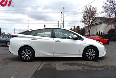 2016 Toyota Prius Four Touring  4dr Hatchback! Eco, EV, & Power Modes! Lane Assist! Blind Spot Monitor! Bluetooth! Back Up Camera! Qi Wireless Phone Charging! Heated Leather Seats! All-Weather Mats! - Photo 6 - Portland, OR 97266