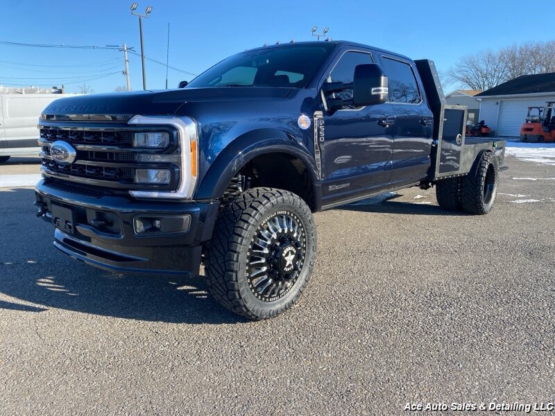 The 2023 Ford F-550 LARIAT photos