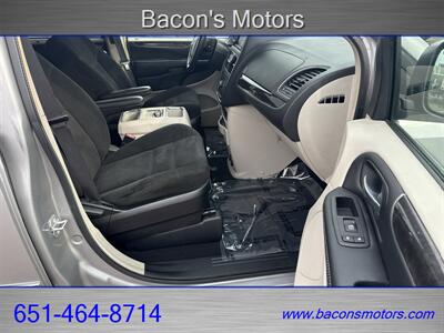 2016 Chrysler Town & Country Touring   - Photo 17 - Forest Lake, MN 55025