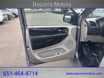2016 Chrysler Town & Country Touring   - Photo 10 - Forest Lake, MN 55025