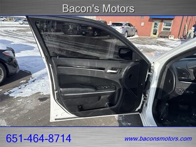 2020 Chrysler 300 Series S   - Photo 10 - Forest Lake, MN 55025