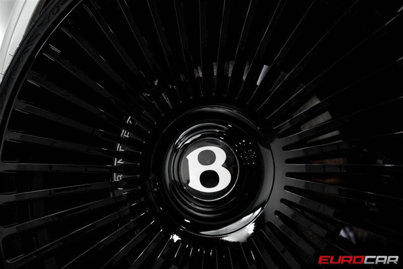 2023 Bentley Bentayga Azure V8 photo