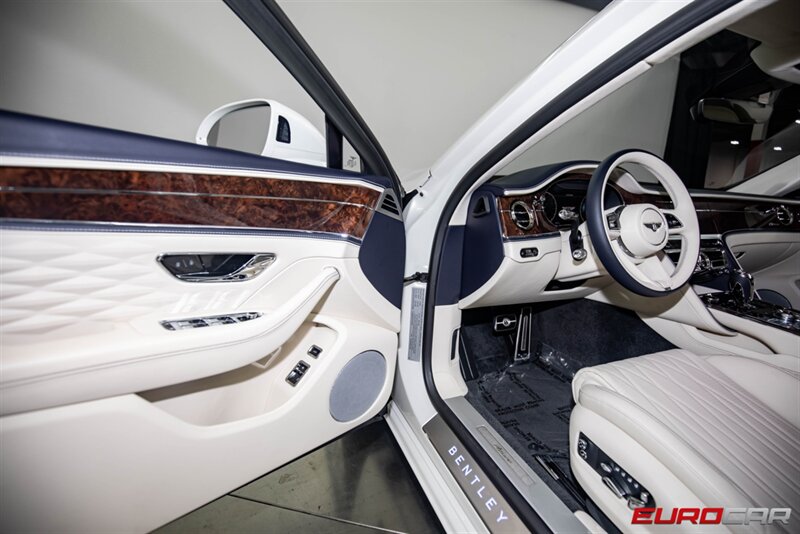 2023 Bentley Flying Spur Azure V8 photo