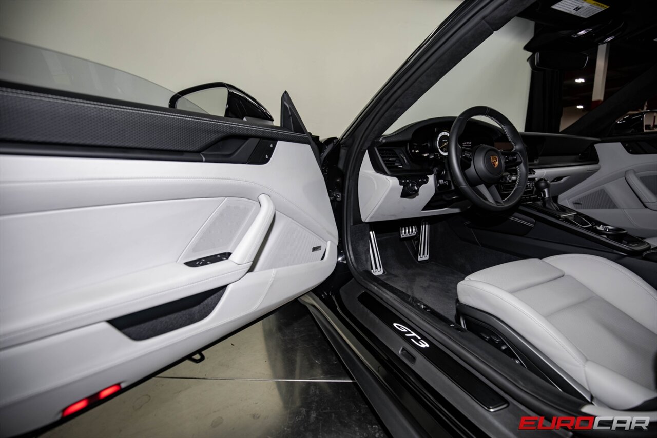 2022 Porsche 911 GT3 Touring  *EXCLUSIVE MANUFAKTUR LEATHER INTERIOR * CERAMIC BRAKES * FRONT AXLE LIFT* - Photo 9 - Costa Mesa, CA 92626