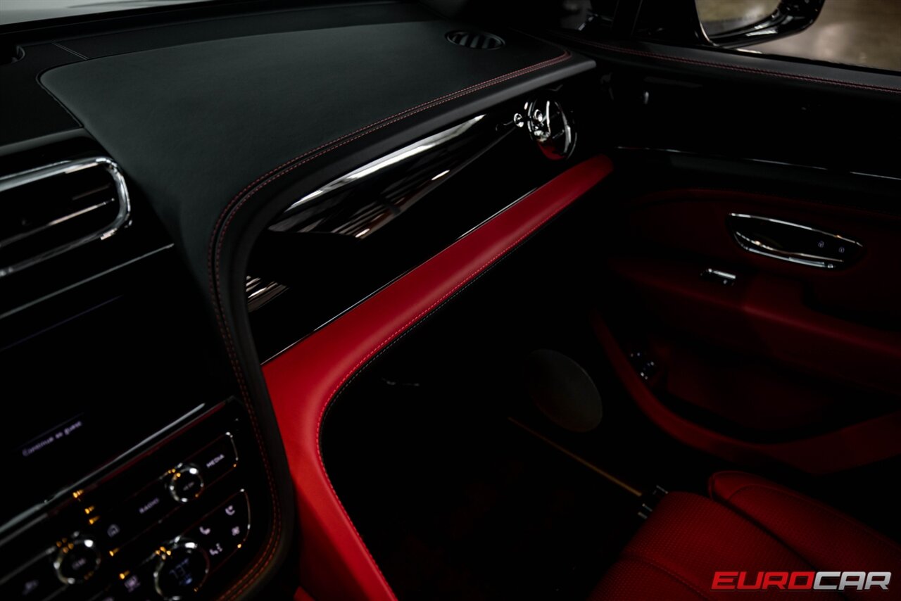 2023 Bentley Bentayga EWB V8  *LWB 4 SEAT CONFIGURATION * BLACKLINE SPEC * REAR ENTERTAINMENT* - Photo 25 - Costa Mesa, CA 92626
