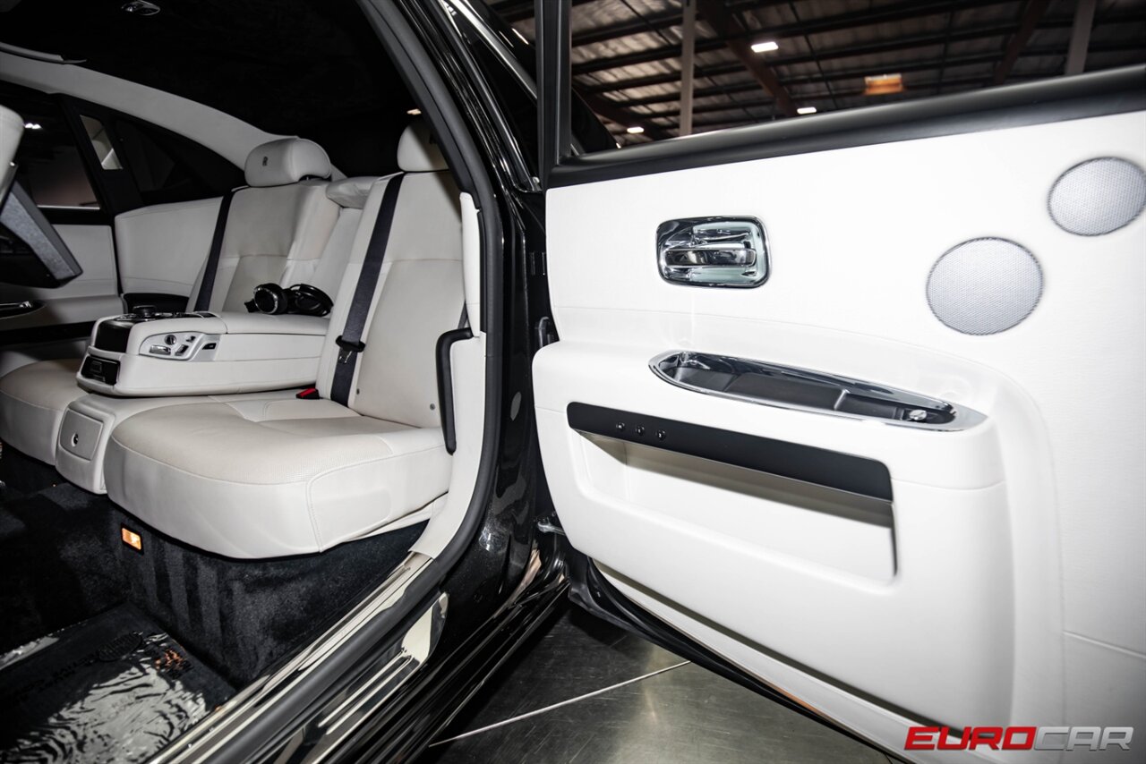 2012 Rolls-Royce Ghost  *IMMACULATE CONDITION * SERVICED* - Photo 14 - Costa Mesa, CA 92626
