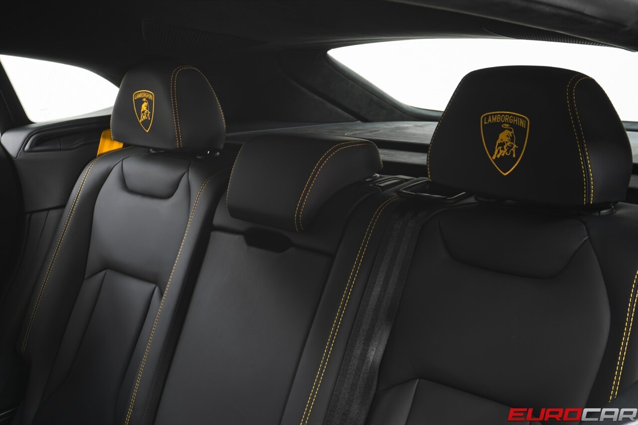 2023 Lamborghini Urus S  *CARBON FIBER INTERIOR * BODY COLOR STYLING PACKAGE* - Photo 19 - Costa Mesa, CA 92626