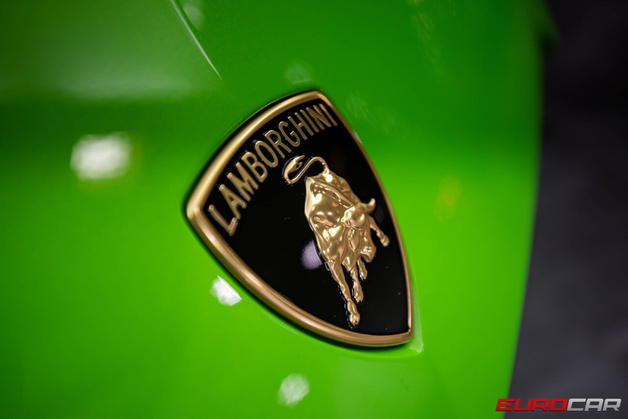 2023 Lamborghini Urus Performante  *FULL EXTERIOR CARBON PACKAGE * CARBON INTERIOR* - Photo 28 - Costa Mesa, CA 92626