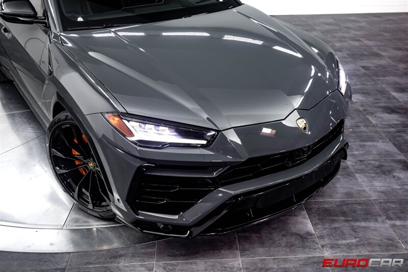 2022 Lamborghini Urus photo