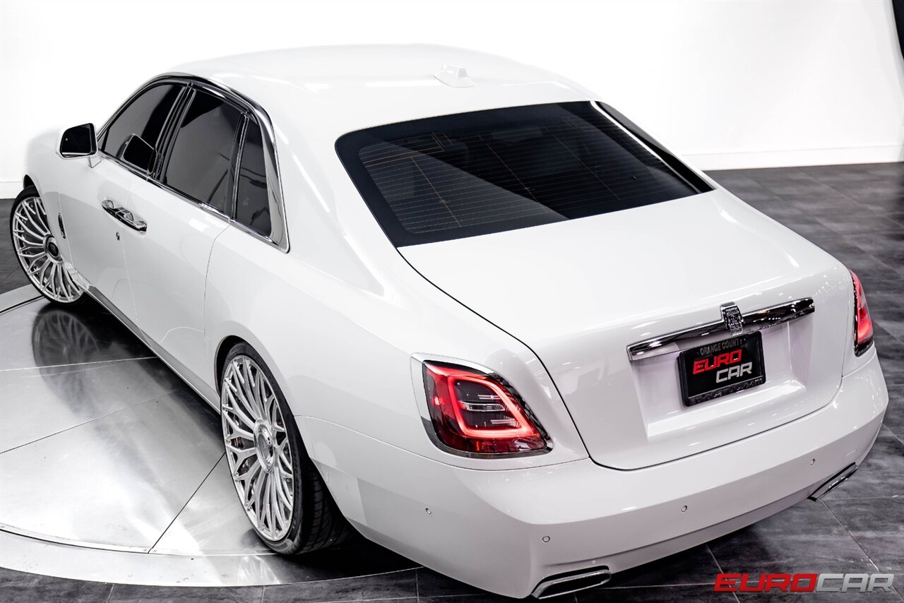 2023 Rolls-Royce Ghost  *24 " FORGIATO WHEELS *GHOST PACKAGE * REAR THEATER * PIANO WHITE VENEER* - Photo 33 - Costa Mesa, CA 92626