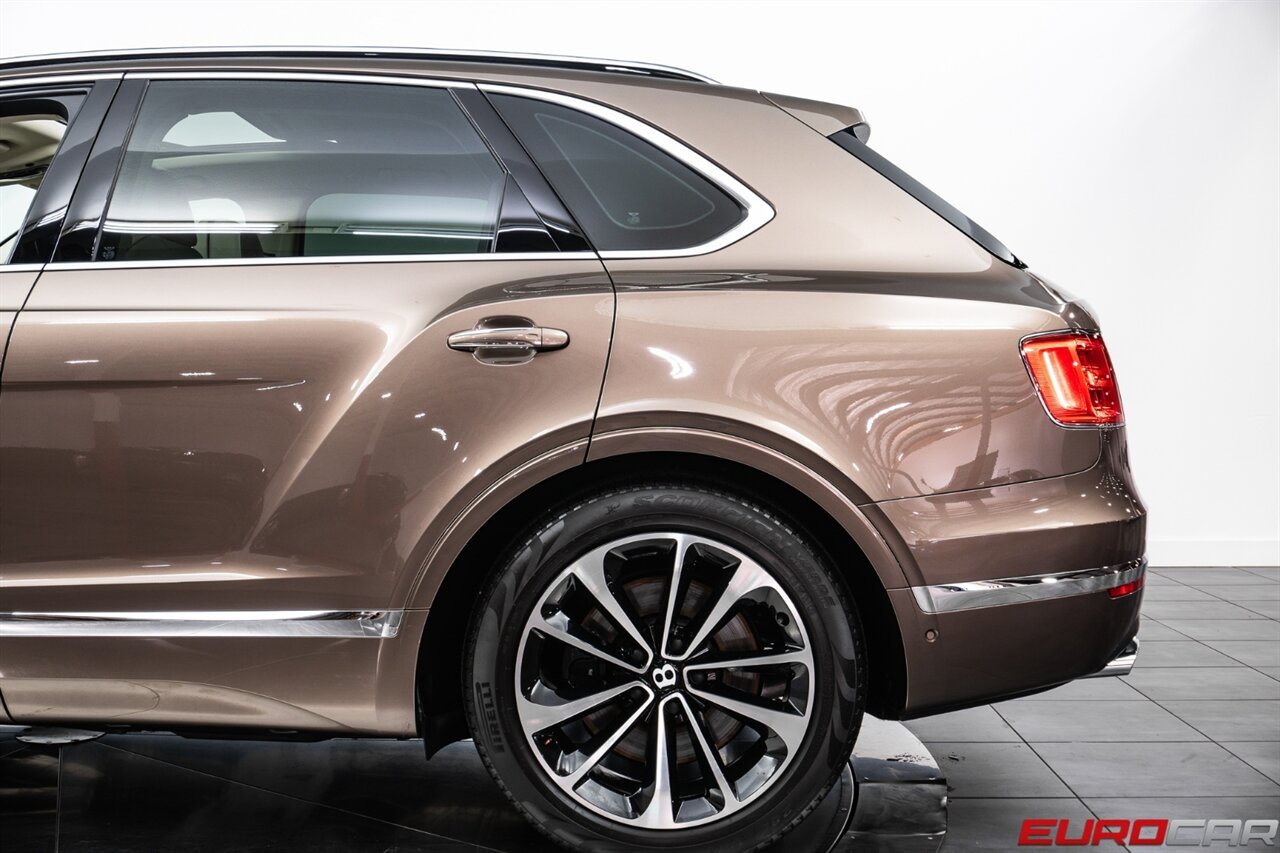 2019 Bentley Bentayga V8  *FRONT SEAT COMFORT SPEC * TWO-TONE INTERIOR* - Photo 17 - Costa Mesa, CA 92626