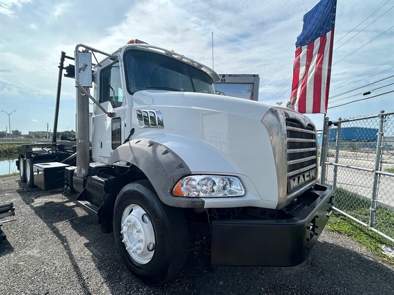 2015 Mack GU813 ROLL OFF   - Photo 1 - Medley, FL 33166