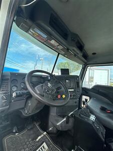 2015 Mack GU813 ROLL OFF   - Photo 4 - Medley, FL 33166