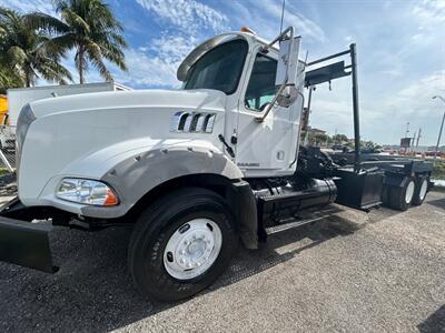 2015 Mack GU813 ROLL OFF   - Photo 2 - Medley, FL 33166