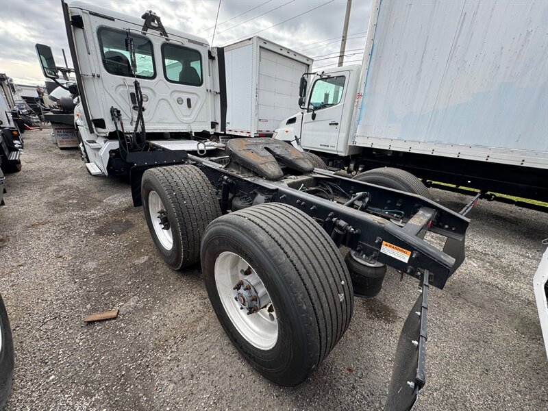 2018 FREIGHTLINER CASCADIA 125 - Photo 3 - Medley, FL 33166
