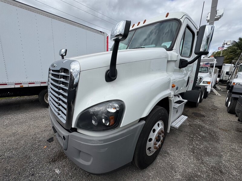 2018 FREIGHTLINER CASCADIA 125 - Photo 2 - Medley, FL 33166