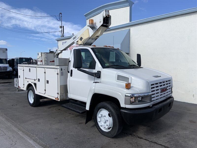 2005 GMC 4500 - Photo 2 - Medley, FL 33166