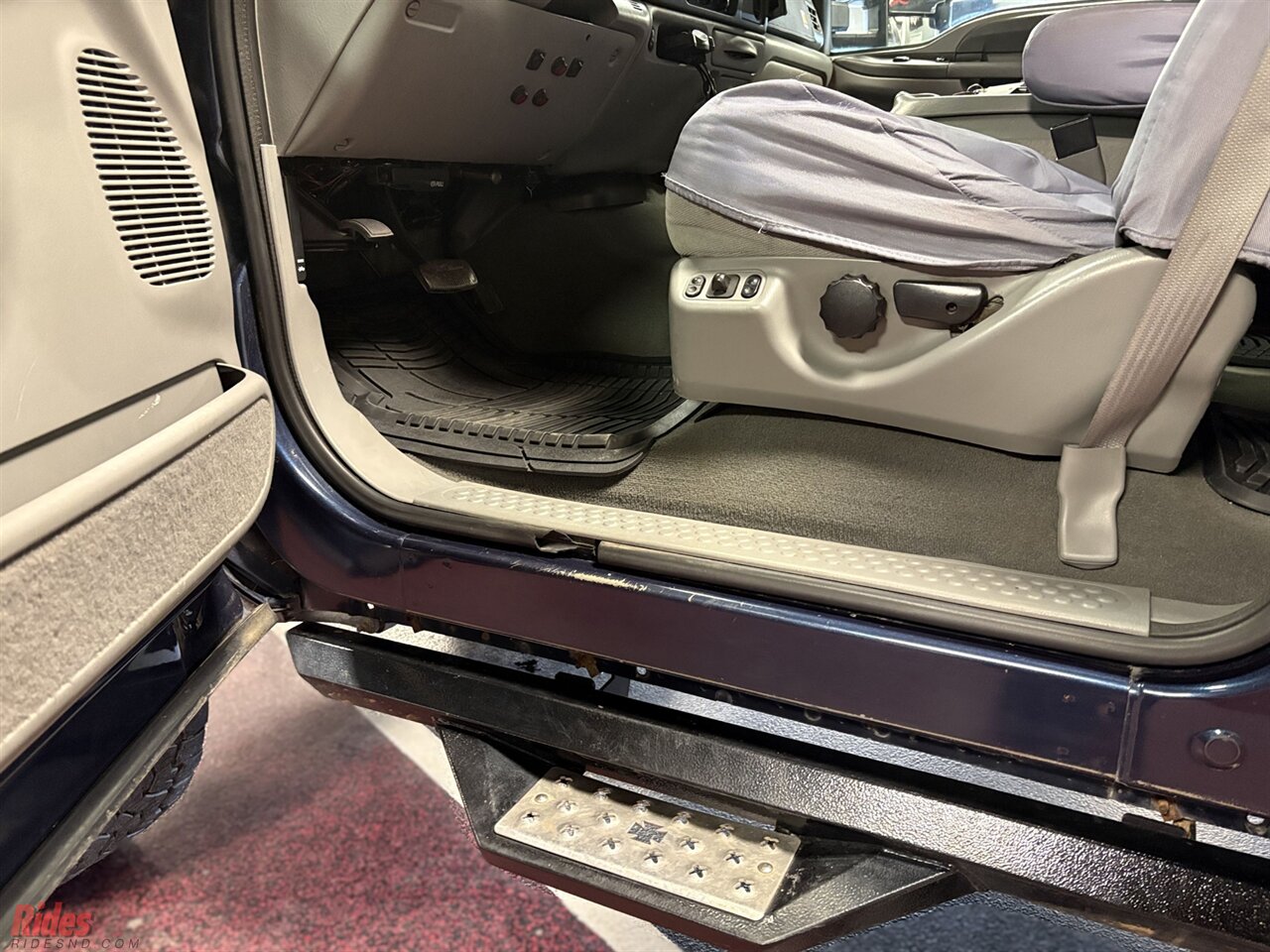 2004 Ford Excursion XLT - Photo 11 - Bismarck, ND 58503