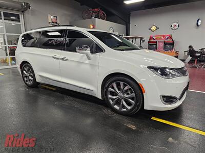 2017 Chrysler Pacifica Limited   - Photo 14 - Bismarck, ND 58503