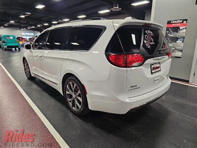 2017 Chrysler Pacifica Limited   - Photo 7 - Bismarck, ND 58503