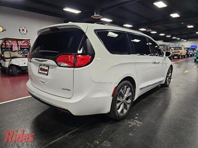 2017 Chrysler Pacifica Limited   - Photo 10 - Bismarck, ND 58503