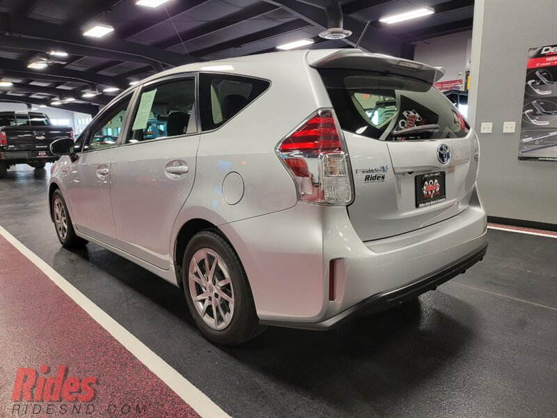 2017 Toyota Prius v Three photo