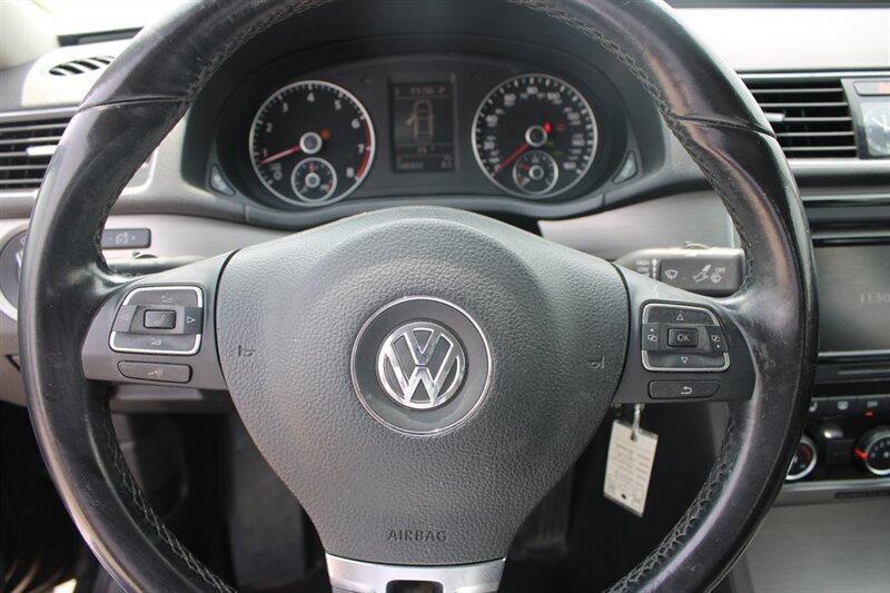 2014 Volkswagen Passat SE photo