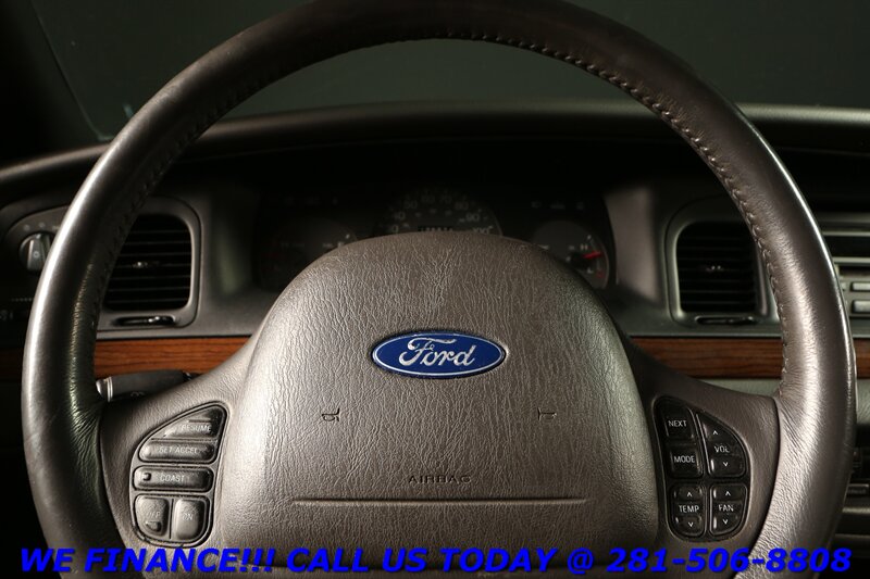 2004 Ford Crown Victoria LX photo