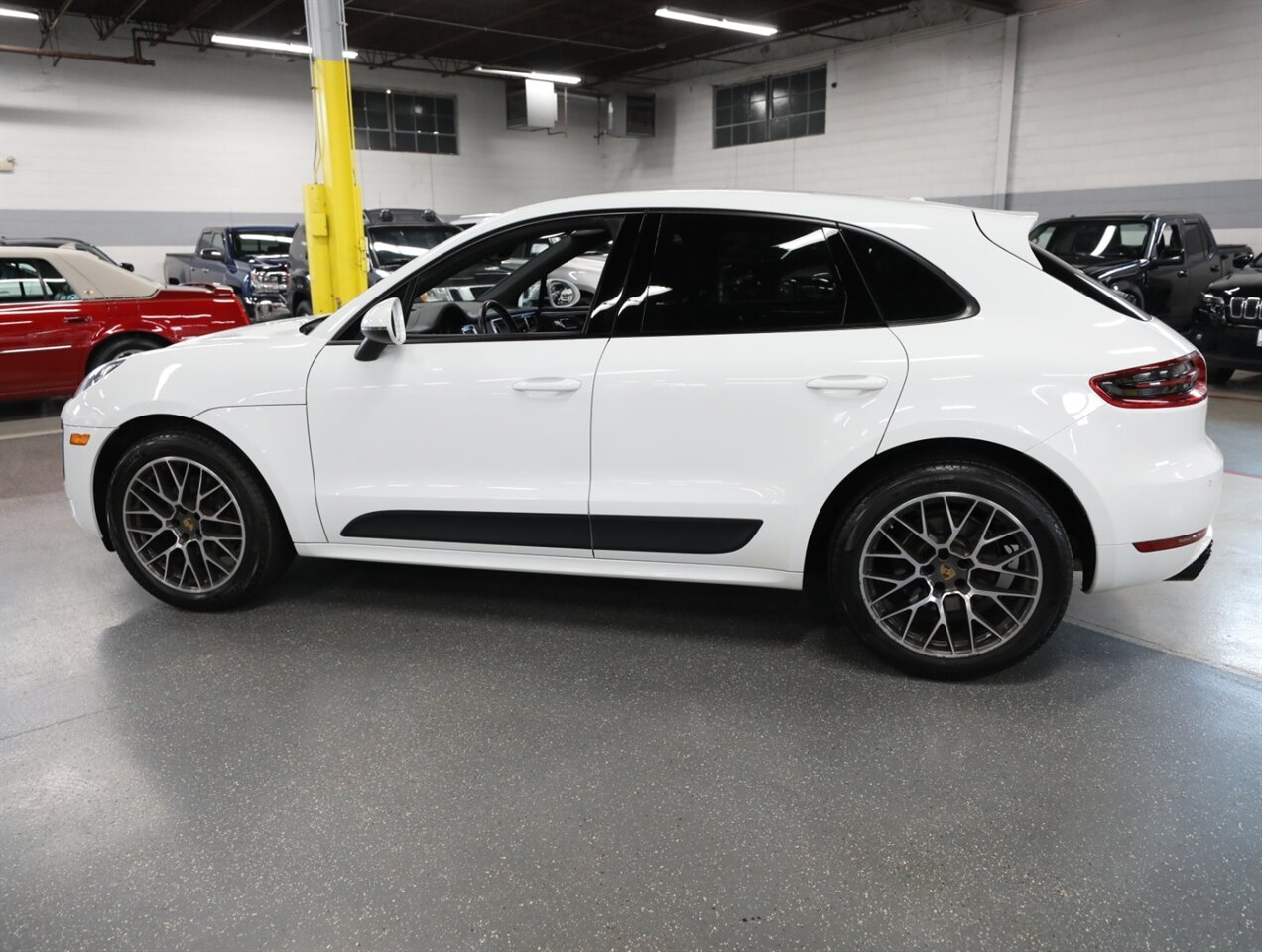 2018 Porsche Macan Sport - Photo 14 - Addison, IL 60101