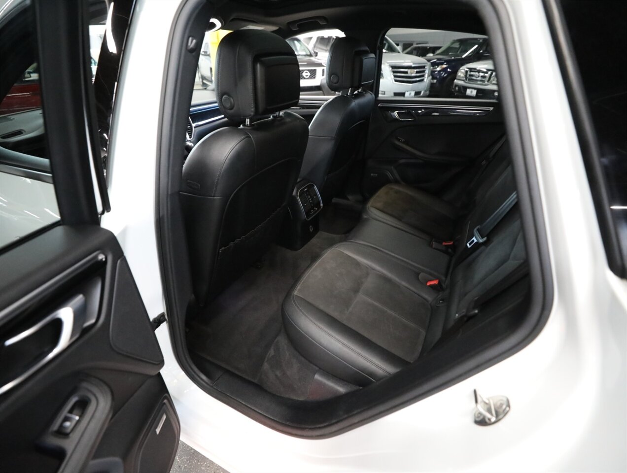 2018 Porsche Macan Sport - Photo 24 - Addison, IL 60101