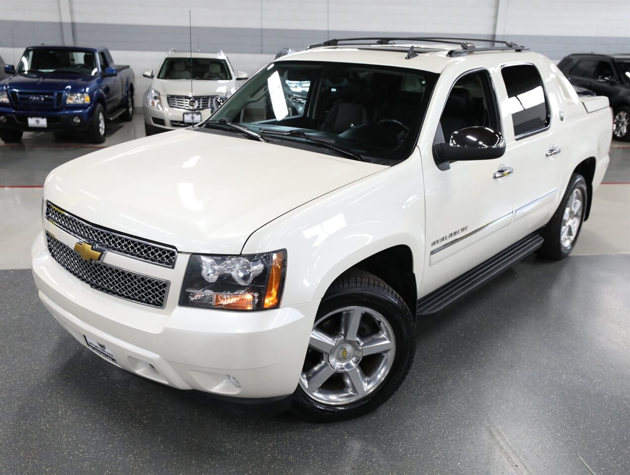 2013 Chevrolet Avalanche LTZ Black Diamond 4X4 - Photo 2 - Addison, IL 60101